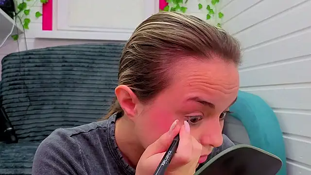 Snapshot of Misss_Vikk chatting on November 28, 2025, 6:05 am Misss Vikk online show from November 28, 2025, 6:05 am