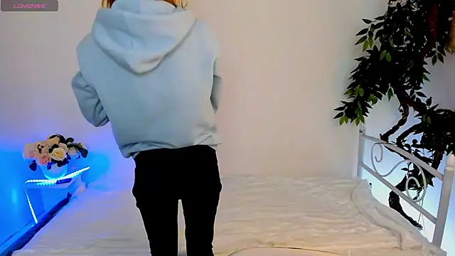 Snapshot of Bell_a_mi_ chatting on March 7, 2026, 12:02 pm Bell a mi online show from March 7, 2026, 12:02 pm