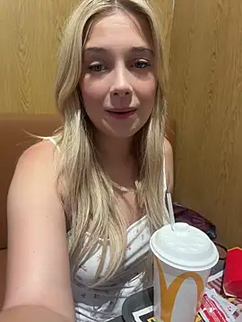 Snapshot of CherryAuroraa chatting on June 7, 2026, 5:38 pm CherryAuroraa online show from June 7, 2026, 5:38 pm