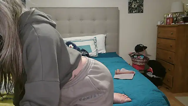 Heyitsmee33 online show from April 13, 2026, 10:21 am