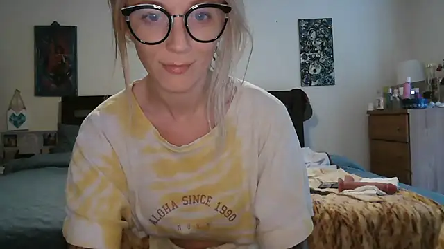 Snapshot of Heyitsmee33 chatting on July 8, 2026, 9:08 pm Heyitsmee33 online show from July 8, 2026, 9:08 pm