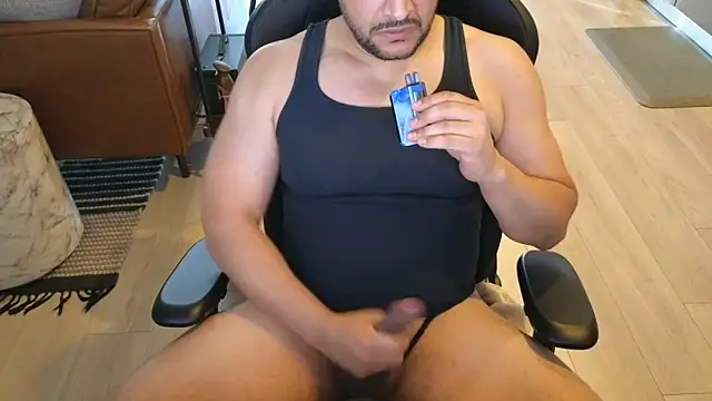 Snapshot of HungandThickLatin chatting on May 28, 2026, 2:47 pm HungandThickLatin online show from May 28, 2026, 2:47 pm