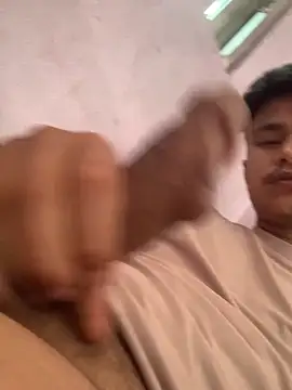 Hullax online show from April 18, 2026, 3:21 am