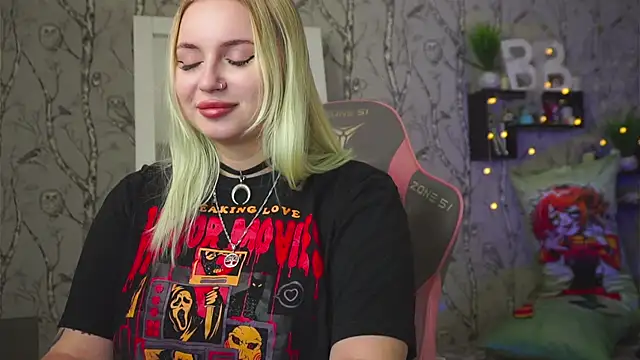 Snapshot of Moon_Valkyrie chatting on February 3, 2026, 6:11 am Moon Valkyrie online show from February 3, 2026, 6:11 am