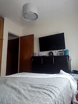 Snapshot of LuqenZo chatting on April 1, 2026, 12:28 pm LuqenZo online show from April 1, 2026, 12:28 pm