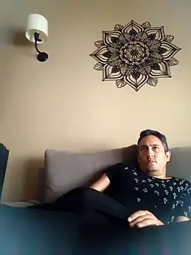 Snapshot of LuqenZo chatting on April 15, 2026, 7:58 pm LuqenZo online show from April 15, 2026, 7:58 pm