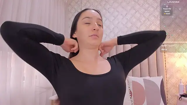 Pia Johnson  online show from December 5, 2025, 11:41 am