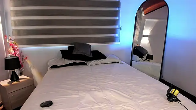 MERIDA TAYLOR online show from December 3, 2025, 12:14 pm