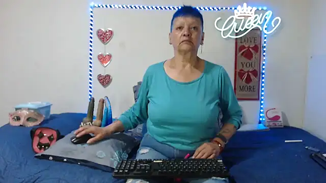 Snapshot of loquitaqueen011 chatting on May 19, 2026, 9:43 pm loquitaqueen011 online show from May 19, 2026, 9:43 pm