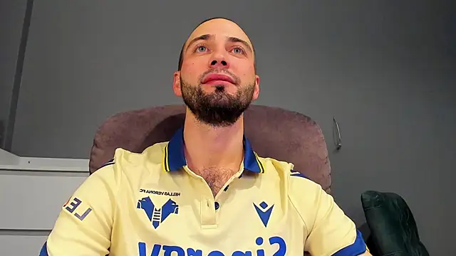 Snapshot of A_____________ chatting on November 17, 2025, 12:55 pm A online show from November 17, 2025, 12:55 pm