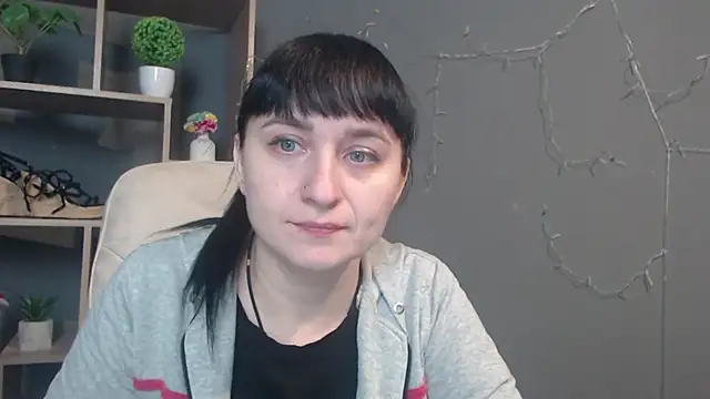 NinaFlawlees online show from December 1, 2025, 12:54 pm