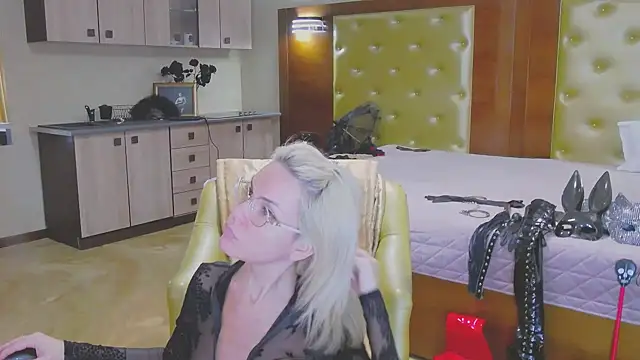 Snapshot of DomCaprisse chatting on October 14, 2025, 11:11 am DomCaprisse online show from October 14, 2025, 11:11 am