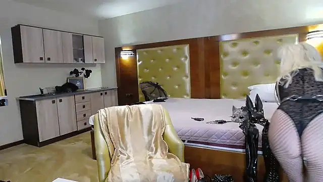 Snapshot of DomCaprisse chatting on November 8, 2025, 10:59 am DomCaprisse online show from November 8, 2025, 10:59 am