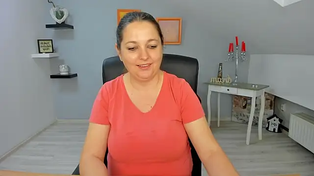 LollaGirl online show from March 11, 2025, 4:10 am