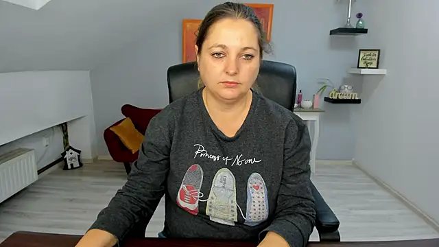 LollaGirl online show from November 13, 2025, 4:22 am