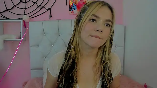 18candys online show from October 18, 2025, 7:25 pm