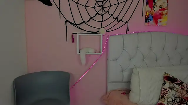 18candys online show from October 24, 2025, 10:39 pm