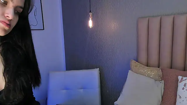 Alexa Thaylor  online show from September 10, 2025, 1:33 pm