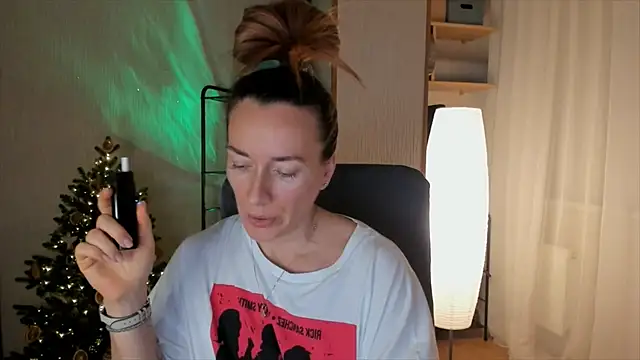 Snapshot of RebeccaMartinez chatting on December 22, 2025, 12:35 pm RebeccaMartinez online show from December 22, 2025, 12:35 pm