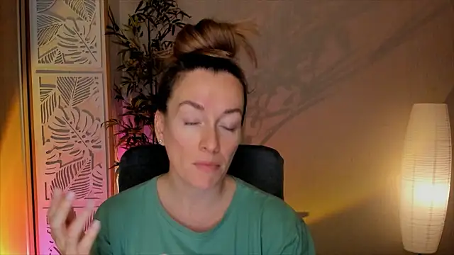 Snapshot of RebeccaMartinez chatting on February 15, 2026, 5:48 am RebeccaMartinez online show from February 15, 2026, 5:48 am