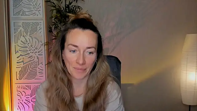 Snapshot of RebeccaMartinez chatting on February 22, 2026, 5:30 am RebeccaMartinez online show from February 22, 2026, 5:30 am