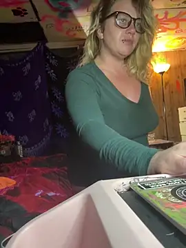 Snapshot of TrashleyRosebud chatting on November 25, 2025, 8:58 am TrashleyRosebud online show from November 25, 2025, 8:58 am