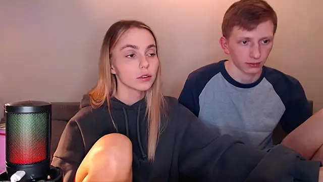 juliaanddima online show from December 3, 2025, 9:35 pm