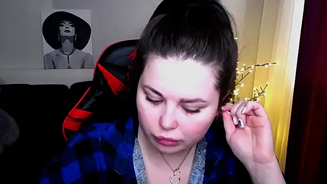 Emily Mo online show from February 19, 2025, 10:12 am