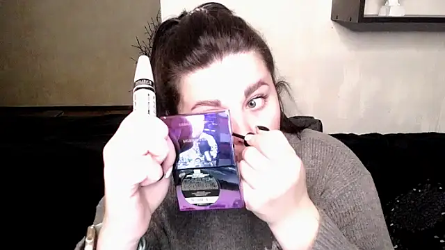 Emily Mo online show from October 25, 2025, 5:37 am