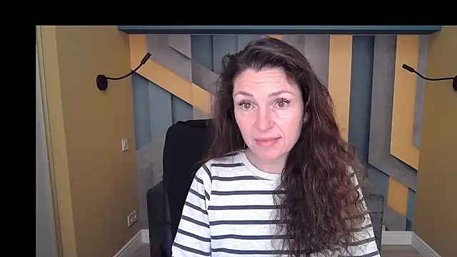 EllaLong online show from December 5, 2025, 12:36 pm