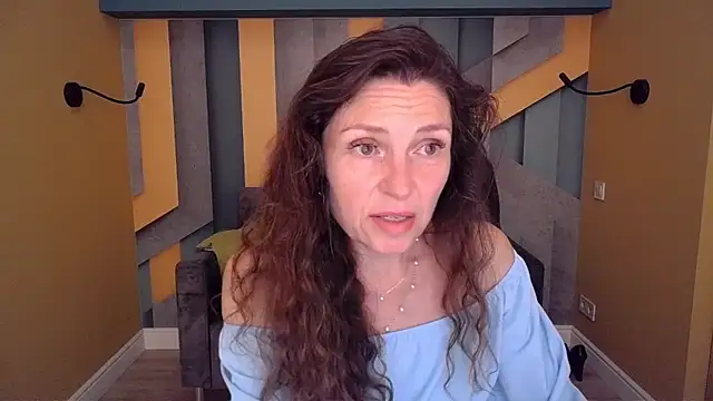 Snapshot of EllaLong chatting on May 26, 2026, 11:28 am EllaLong online show from May 26, 2026, 11:28 am