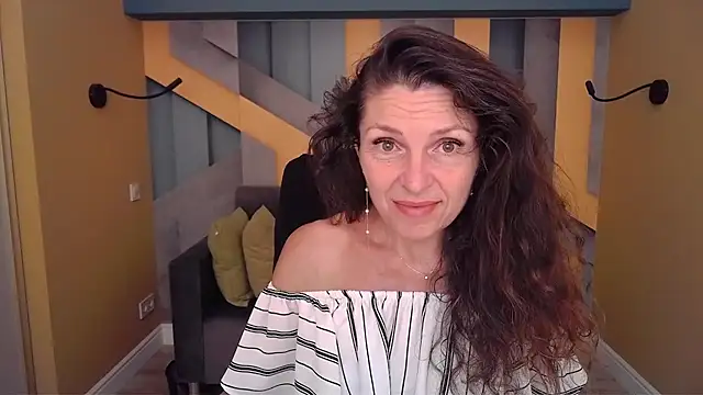 Snapshot of EllaLong chatting on July 1, 2026, 11:34 am EllaLong online show from July 1, 2026, 11:34 am