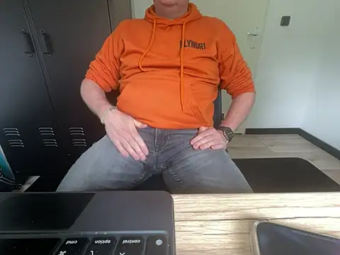Lovetobenaked4u online show from May 11, 2026, 1:50 pm