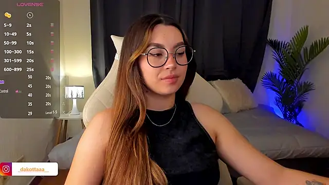 dakottaa  online show from September 18, 2025, 11:18 pm