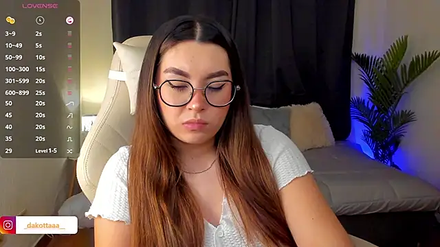 dakottaa  online show from October 9, 2025, 11:14 pm