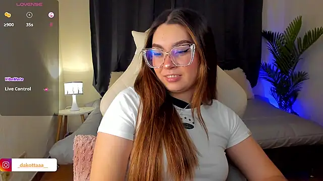 dakottaa  online show from October 23, 2025, 11:35 pm