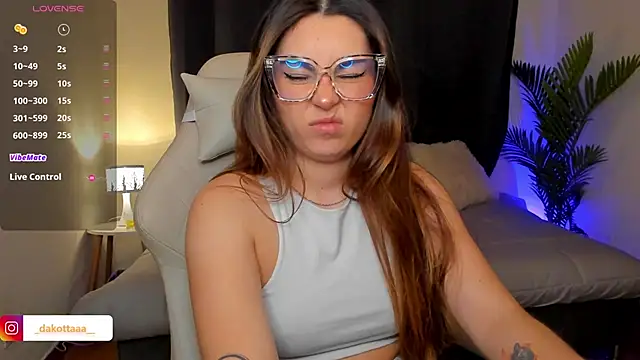 dakottaa  online show from November 13, 2025, 11:36 pm