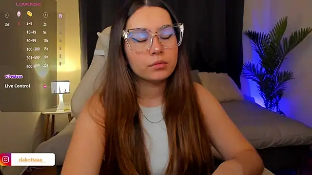 dakottaa  online show from December 17, 2025, 12:27 am