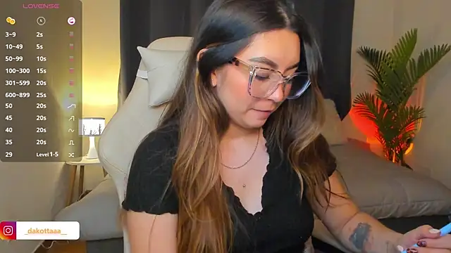 dakottaa  online show from April 13, 2026, 11:32 pm