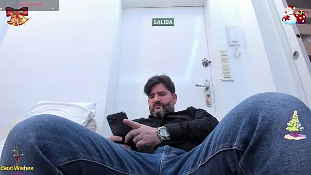 Snapshot of Maxi_TheBigDaddy chatting on December 27, 2024, 6:31 pm Maxi TheBigDaddy online show from December 27, 2024, 6:31 pm