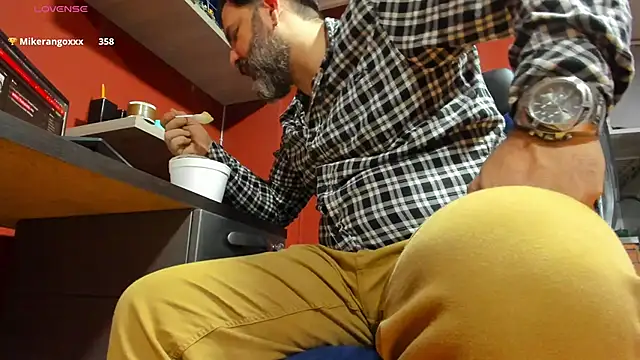 Snapshot of Maxi_TheBigDaddy chatting on February 26, 2025, 6:32 pm Maxi TheBigDaddy online show from February 26, 2025, 6:32 pm