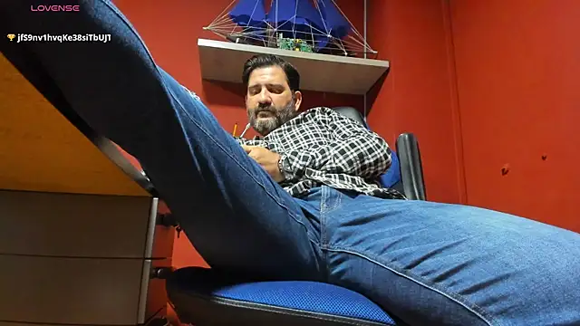 Snapshot of Maxi_TheBigDaddy chatting on March 18, 2025, 3:10 pm Maxi TheBigDaddy online show from March 18, 2025, 3:10 pm