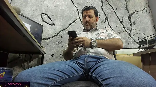 Snapshot of Maxi_TheBigDaddy chatting on October 1, 2025, 9:10 pm Maxi TheBigDaddy online show from October 1, 2025, 9:10 pm