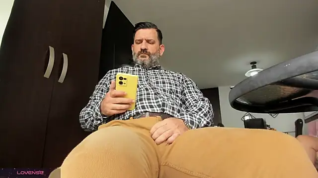 Snapshot of Maxi_TheBigDaddy chatting on April 27, 2026, 12:47 pm Maxi TheBigDaddy online show from April 27, 2026, 12:47 pm