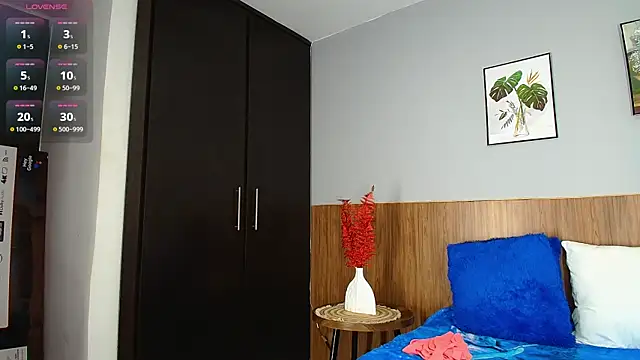 EmiliBonnie online show from December 19, 2025, 10:44 am