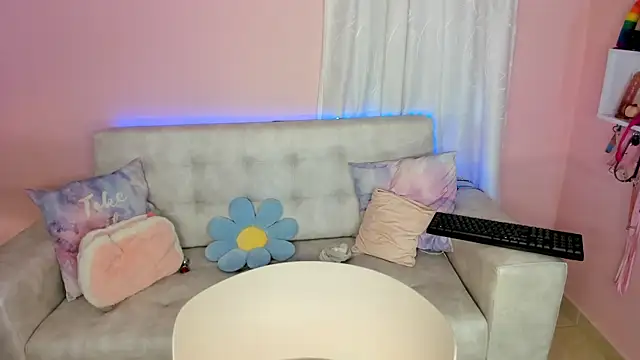 tinysara online show from December 4, 2024, 4:27 pm