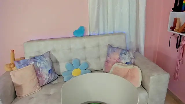 tinysara online show from February 28, 2025, 4:42 pm