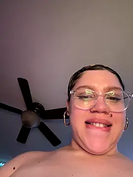 QueenNuttCollector online show from November 12, 2025, 3:18 am