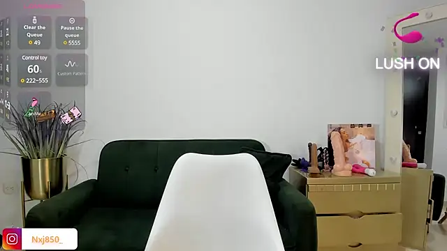 HOTBLACKANDWHITE2 online show from February 5, 2025, 8:46 pm