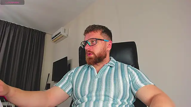 Snapshot of Findom_guy chatting on March 15, 2026, 10:32 am Findom guy online show from March 15, 2026, 10:32 am